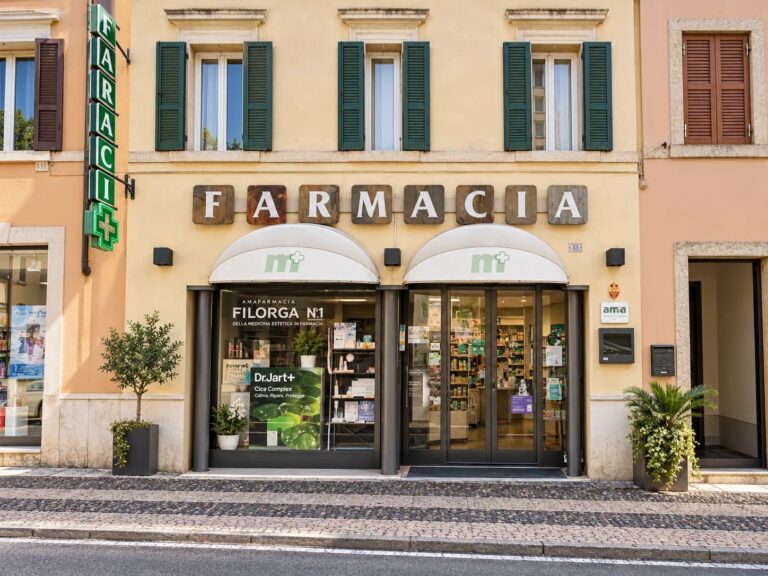 L’ingresso di Amafarmacia Mortari in Via Pace — Amafarmacia Mortari