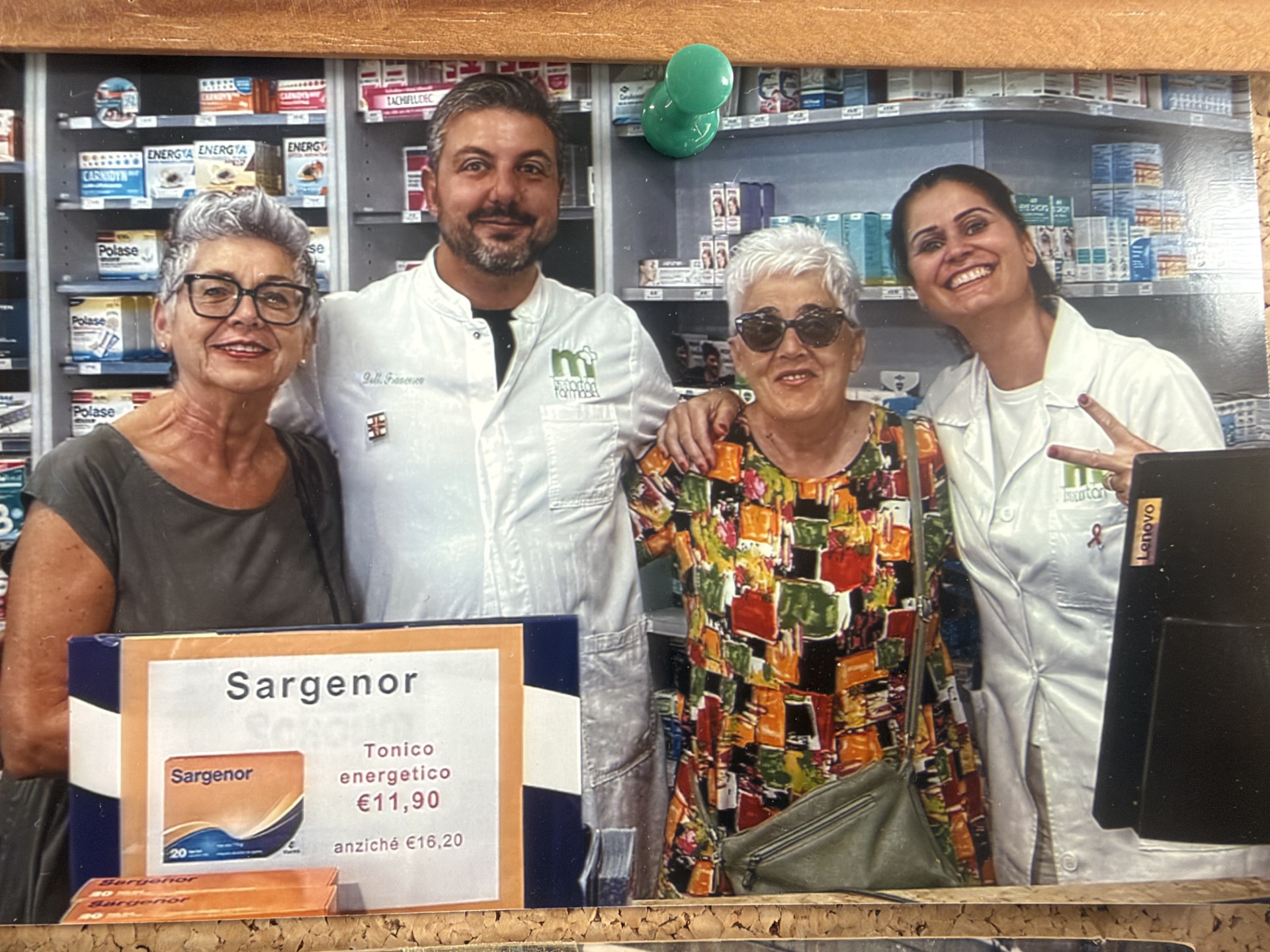 Fotografia d’archivio che riunisce generazioni diverse legate alla storia di Amafarmacia Mortari