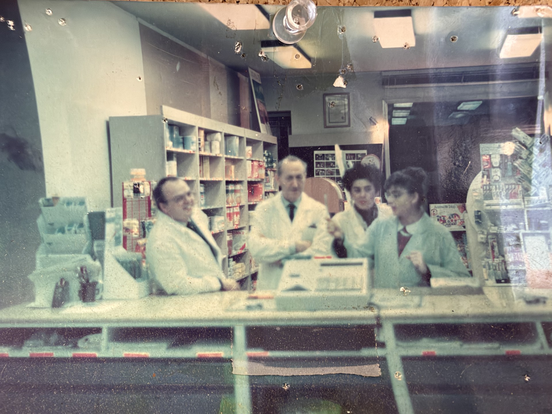 Fotografia storica dello staff di Amafarmacia Mortari dietro il banco