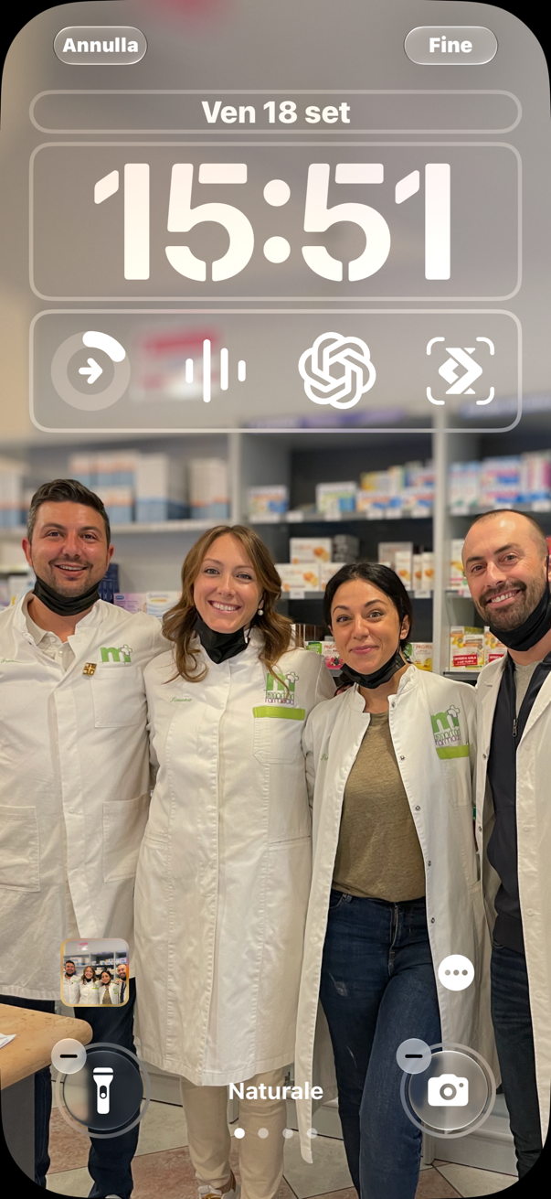 Quattro persone dello staff riunite all’interno della farmacia