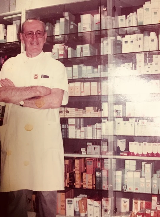 Il dottor Giovanni Gabriele Mortari nella sua farmacia, luglio 1994
