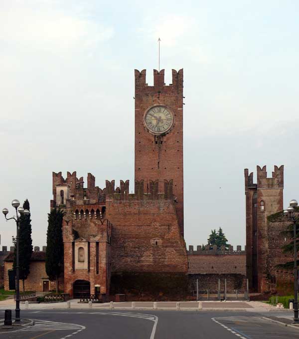 Vista frontale della torre maggiore del Castello Scaligero di Villafranca di Verona