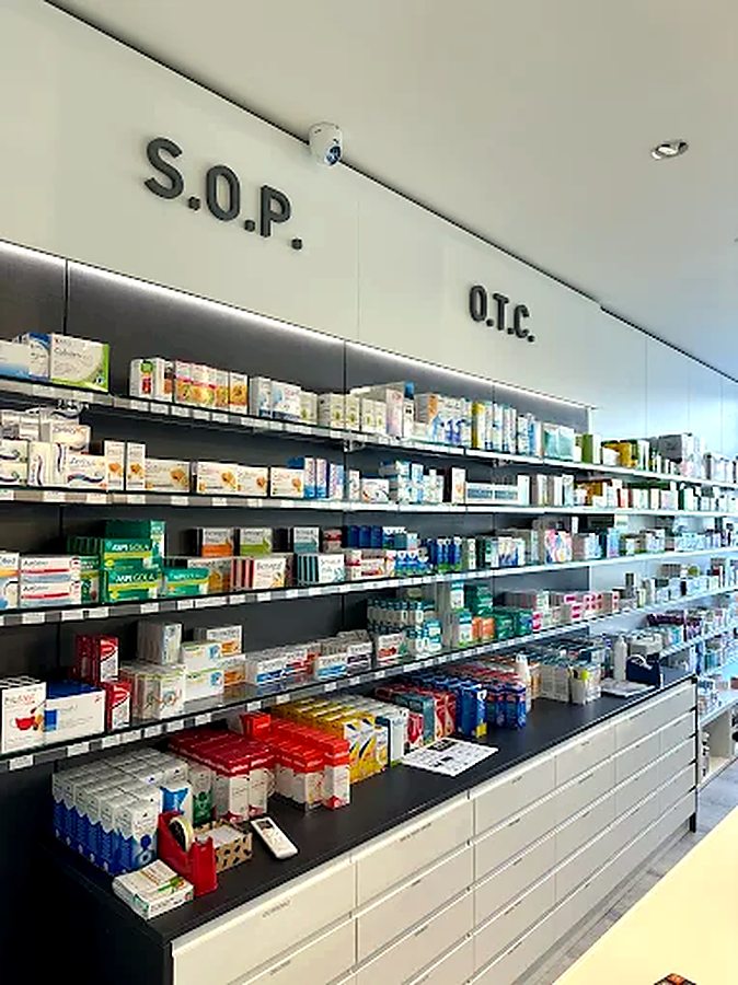 Gli scaffali e l’area OTC — Amafarmacia Peirano