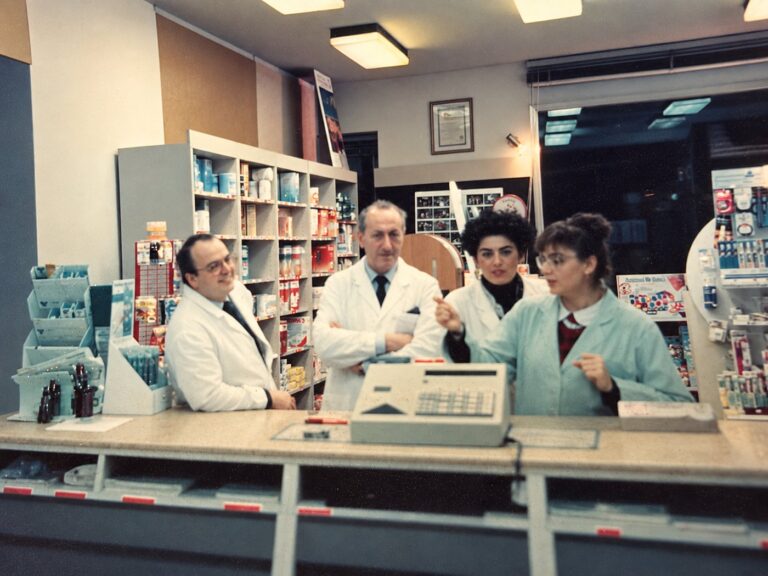 Una fotografia storica della farmacia e del suo personale — Galleria generale