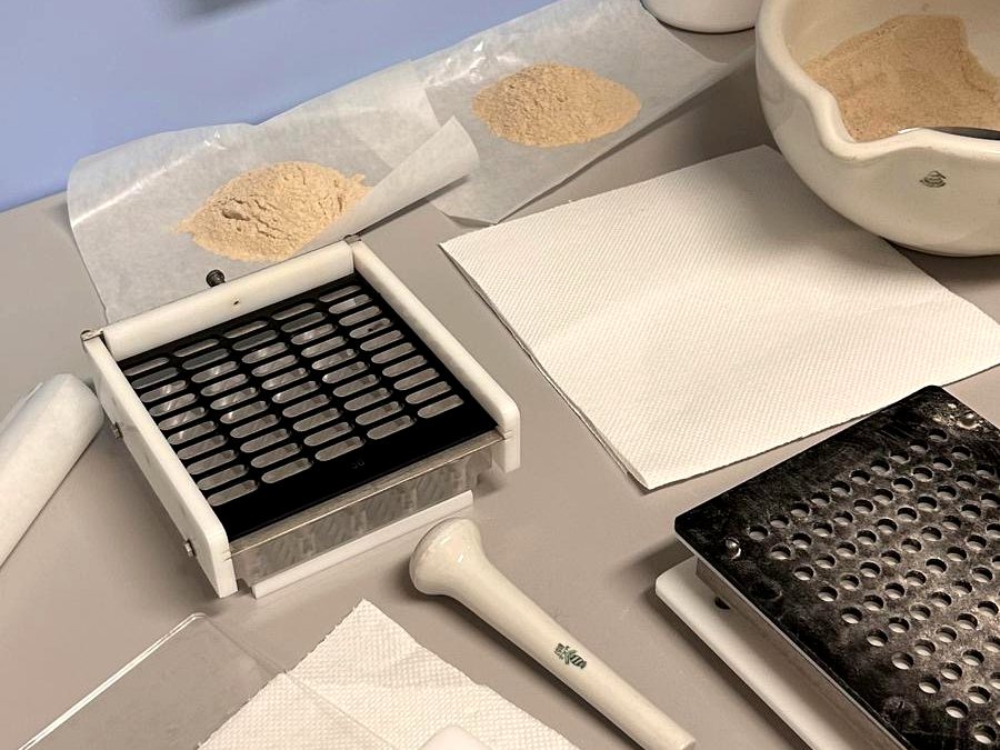 Preparazione delle capsule nel laboratorio galenico di Amafarmacia Mortari