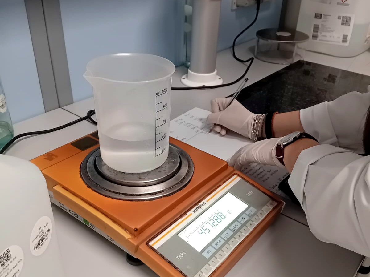 Fase di pesata nel laboratorio galenico di Amafarmacia Mortari