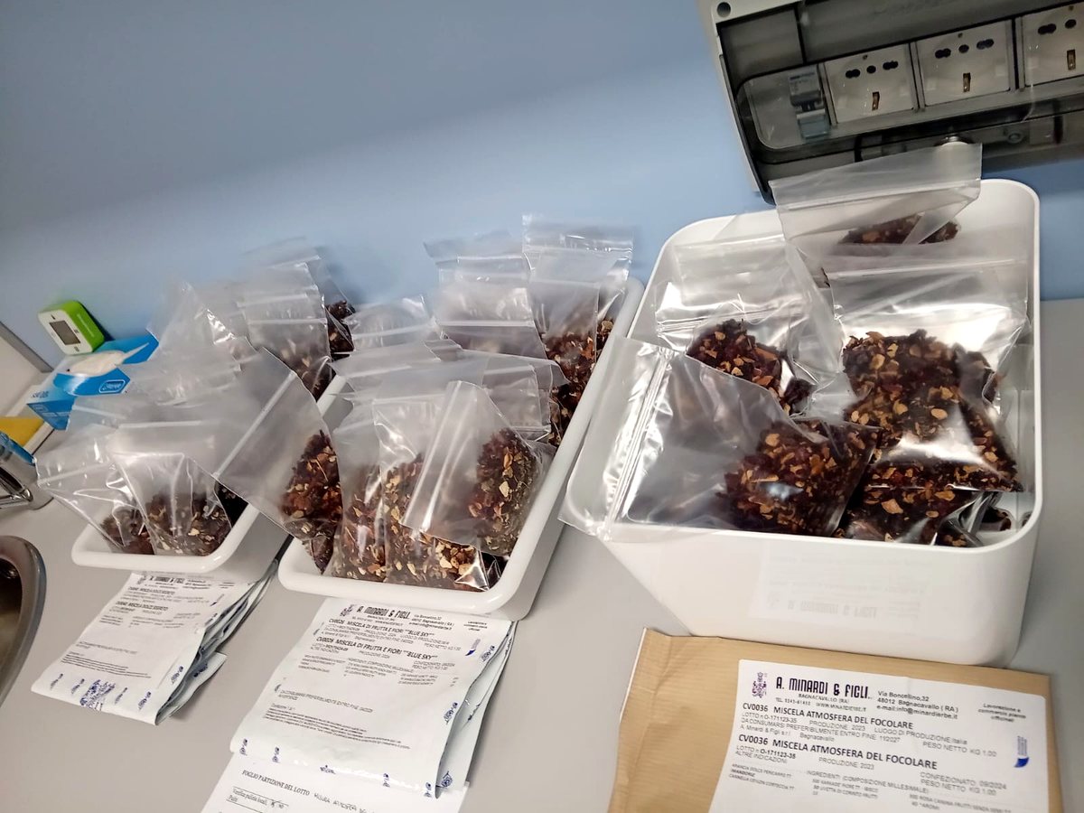 Confezionamento delle tisane nel laboratorio di Amafarmacia Mortari