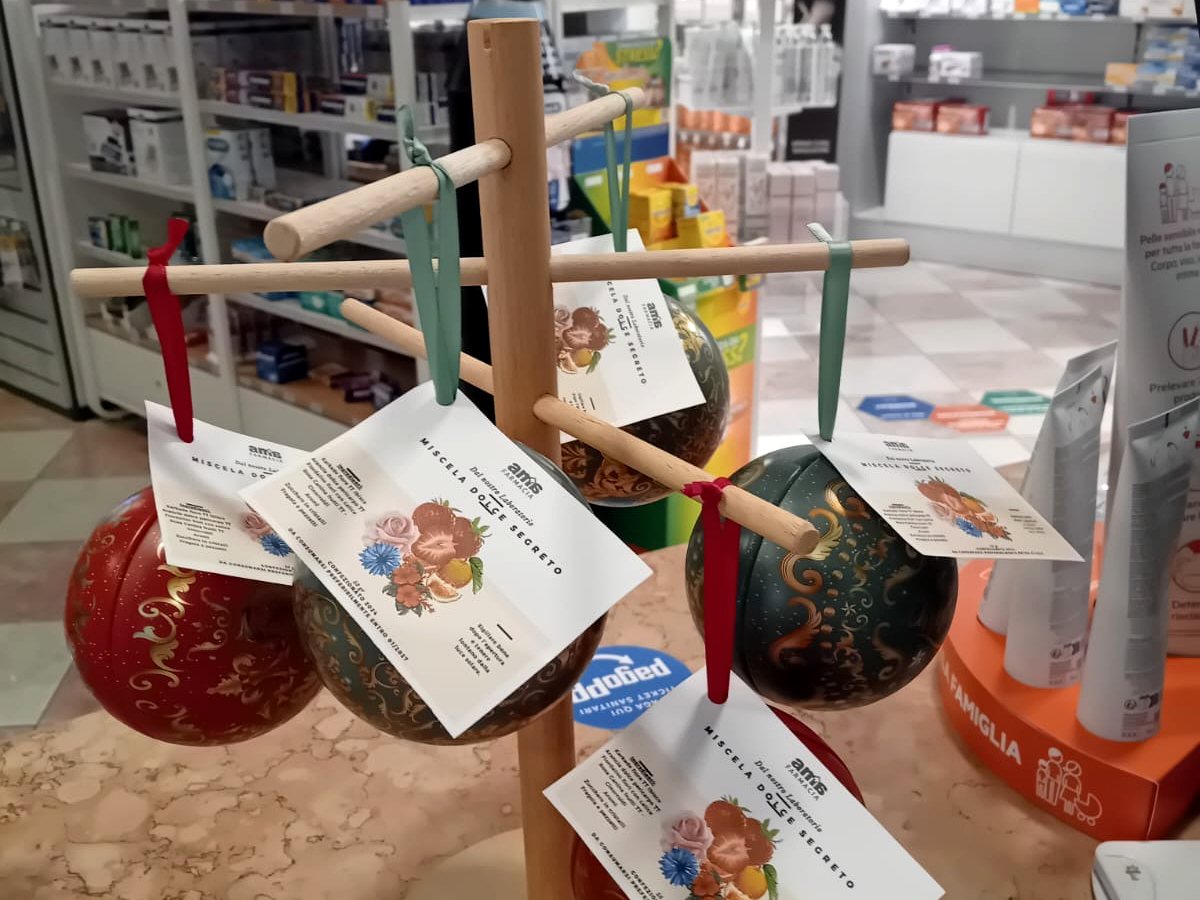 Espositore con confezioni delle Tisane di Natale di Amafarmacia Mortari