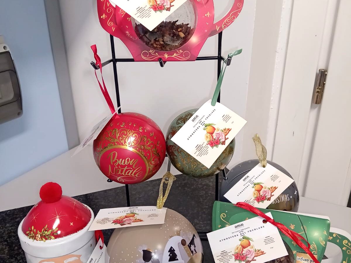 Confezioni delle Tisane di Natale preparate nel laboratorio di Amafarmacia Mortari