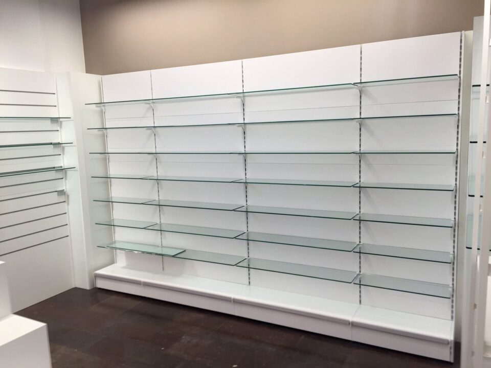 Montaggio degli scaffali nel punto vendita Medicalshop