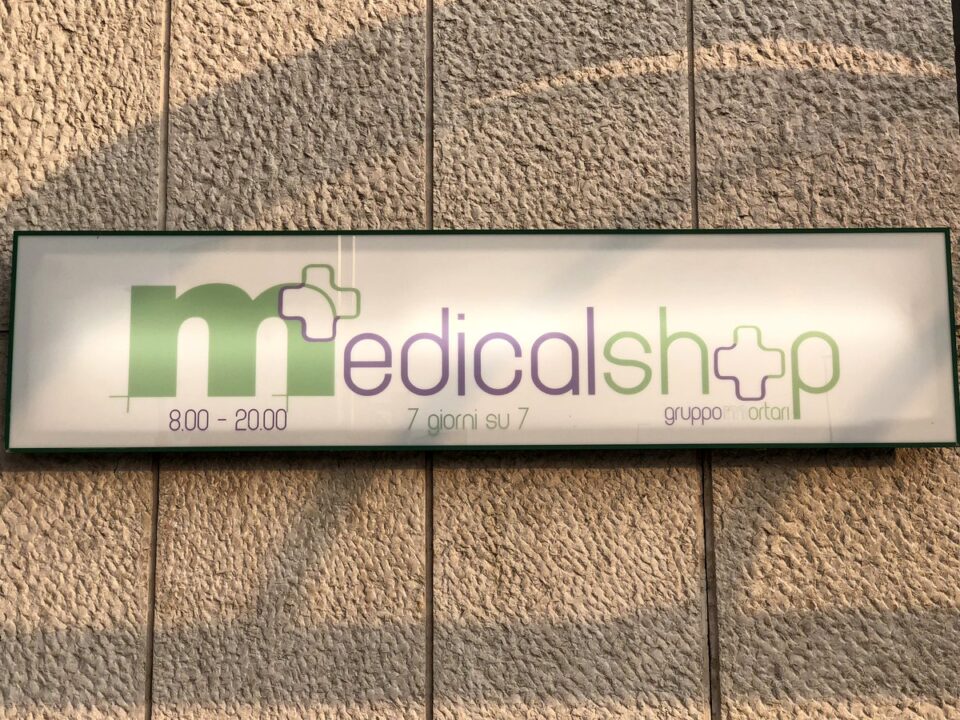 Insegna storica Medicalshop a Verona Porta Nuova