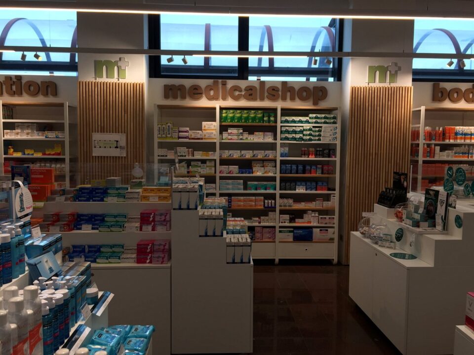 Interno del punto vendita Medicalshop durante il periodo di attività