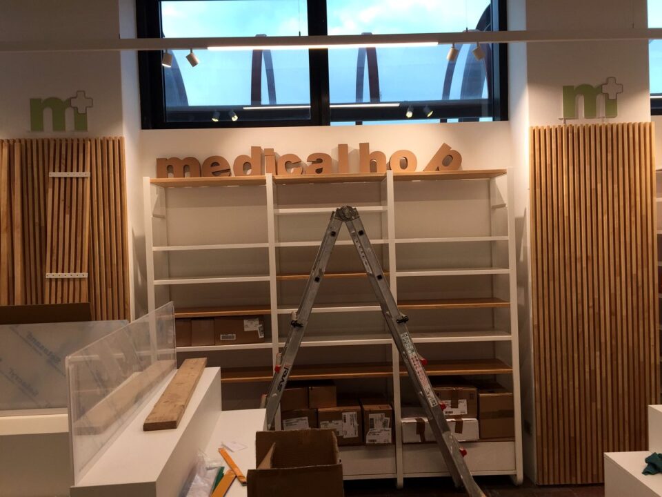 Montaggio del marchio Medicalshop durante l’allestimento