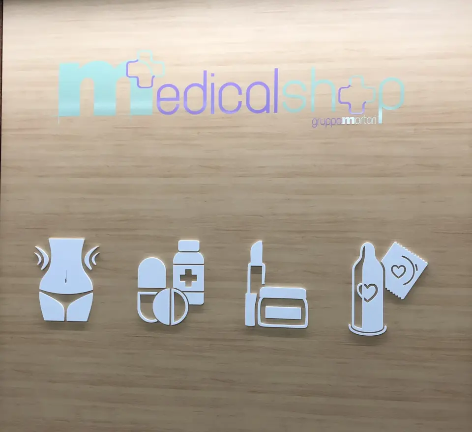 Parete in legno con marchio e pittogrammi di Medicalshop
