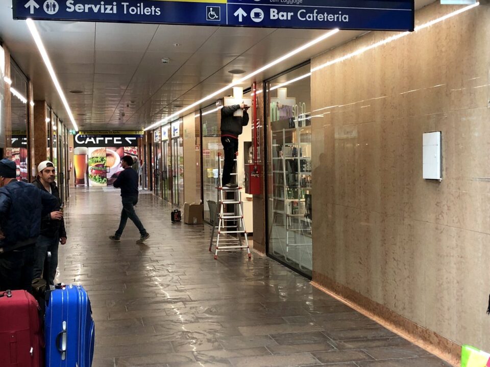 Medicalshop nel corridoio della stazione di Verona Porta Nuova