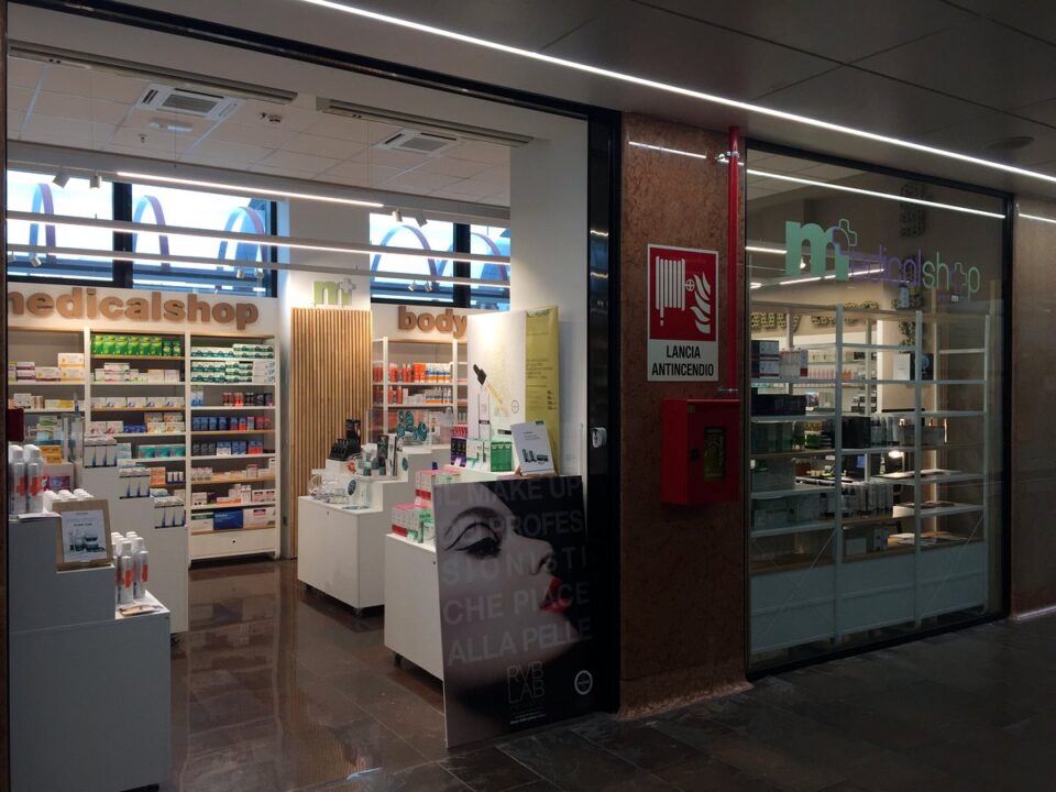 Vetrina del punto vendita Medicalshop a Verona Porta Nuova