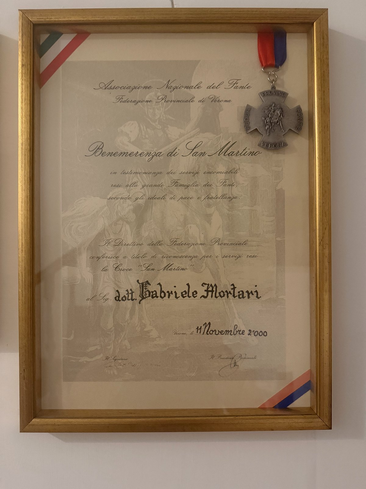 Benemerenza di San Martino conferita al dottor Gabriele Mortari dall'Associazione Nazionale del Fante nel 2000