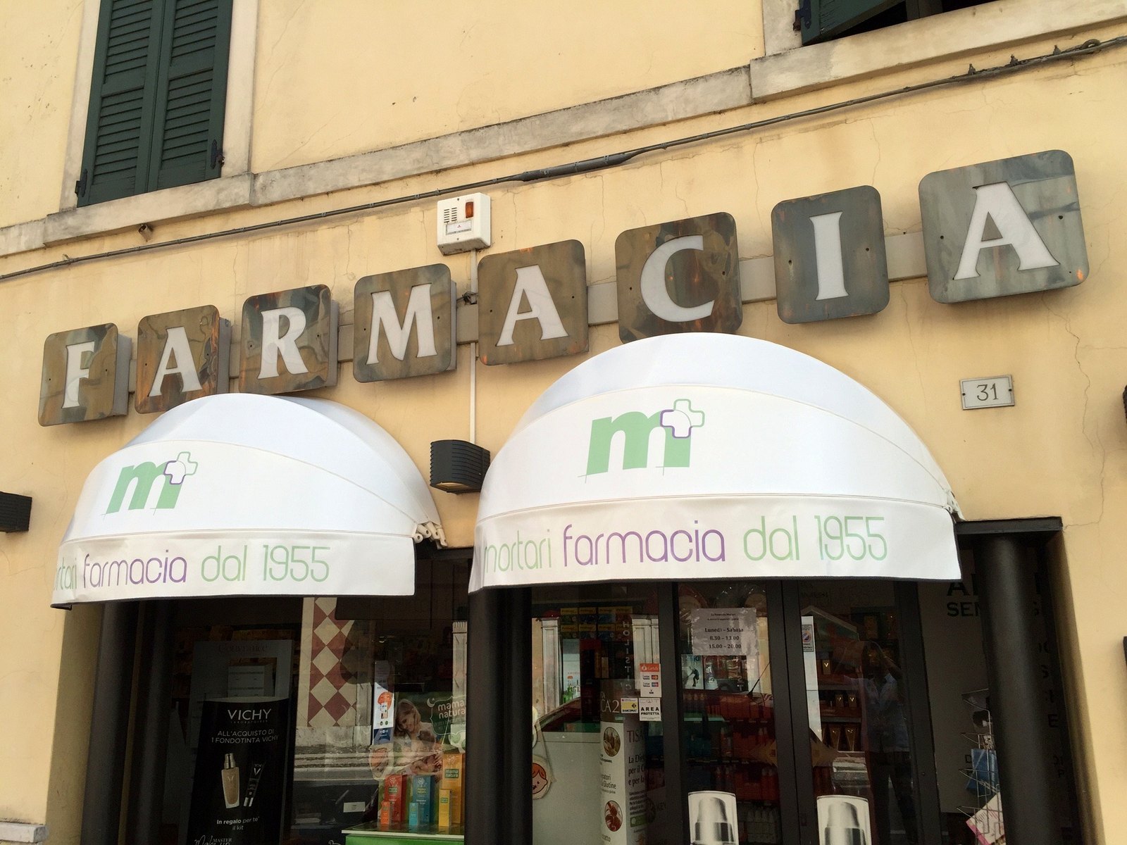 Facciata storica della Farmacia Mortari a Villafranca di Verona