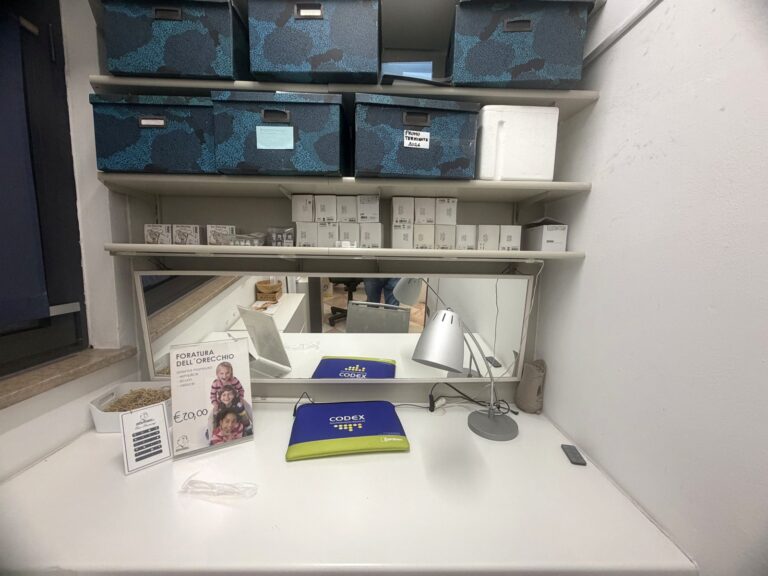 Una delle postazioni dedicate alla consulenza — Amafarmacia Mortari